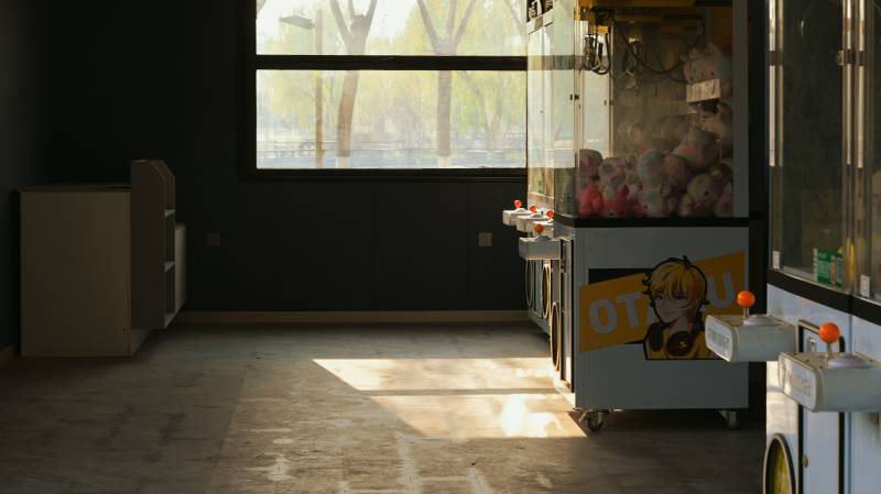 阳光洒落的空房间