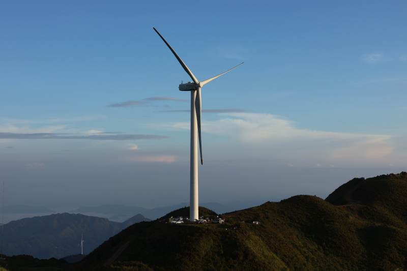 山巅风车迎风转