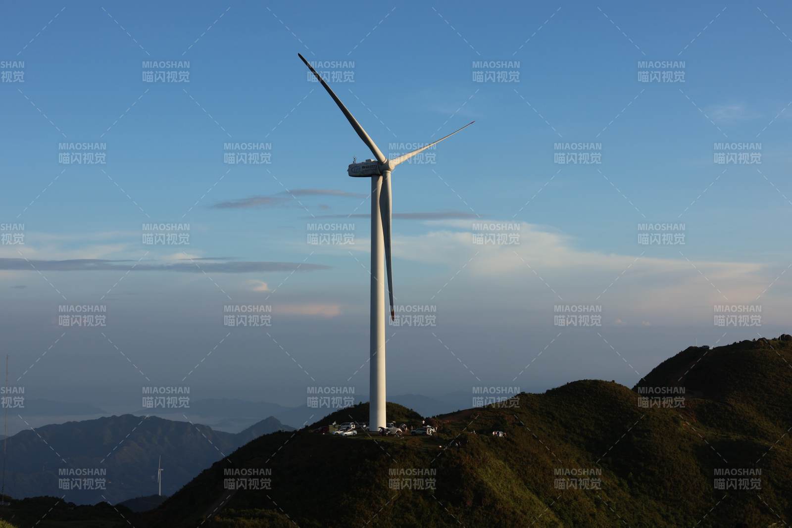 山巅风车迎风转