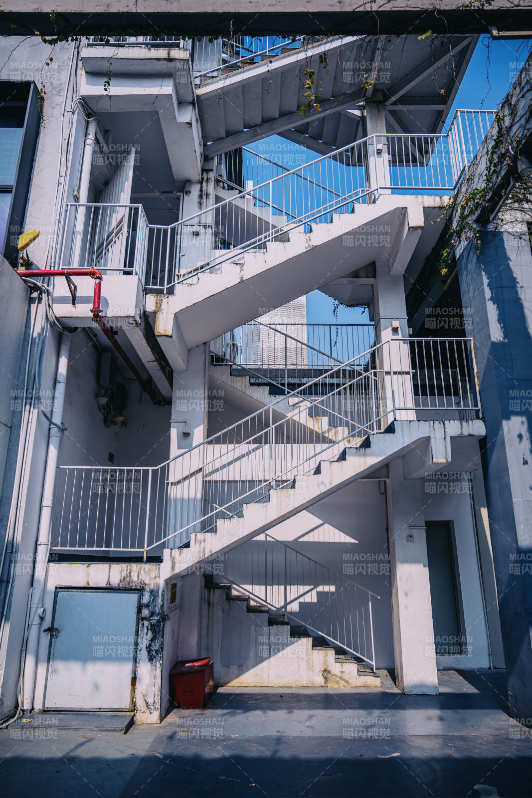 樓梯間的光影交錯(cuò)