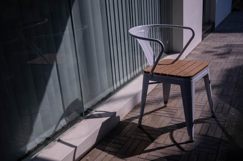 光影中的靜謐椅