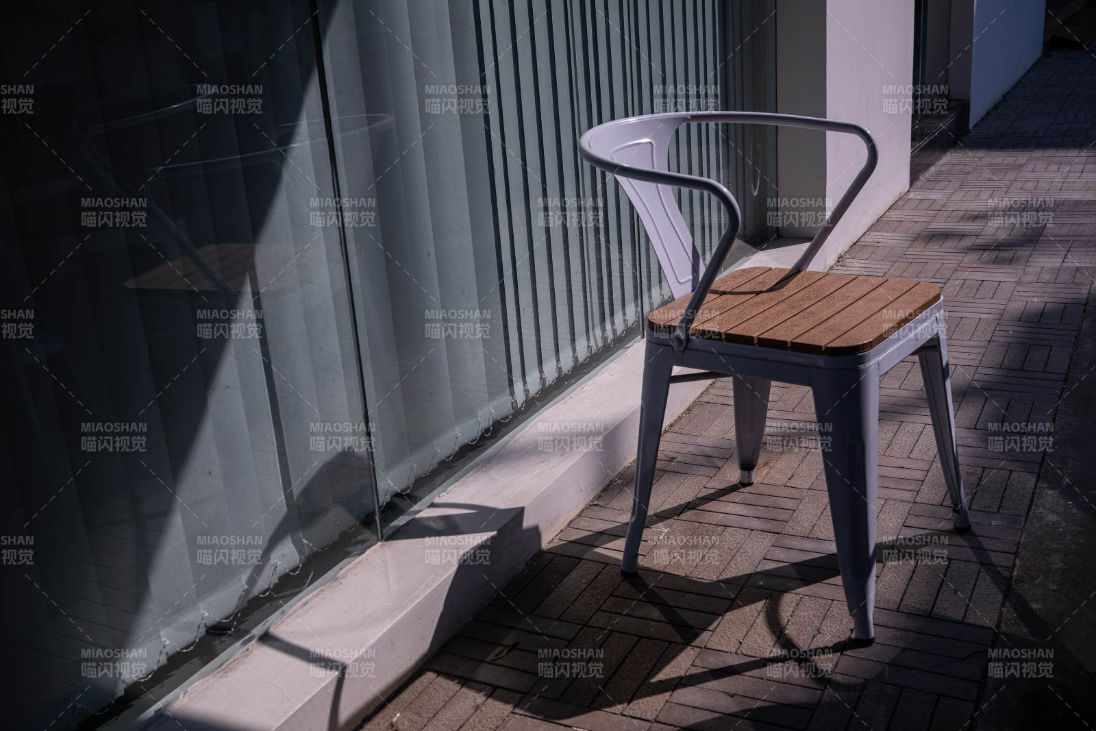 光影中的靜謐椅