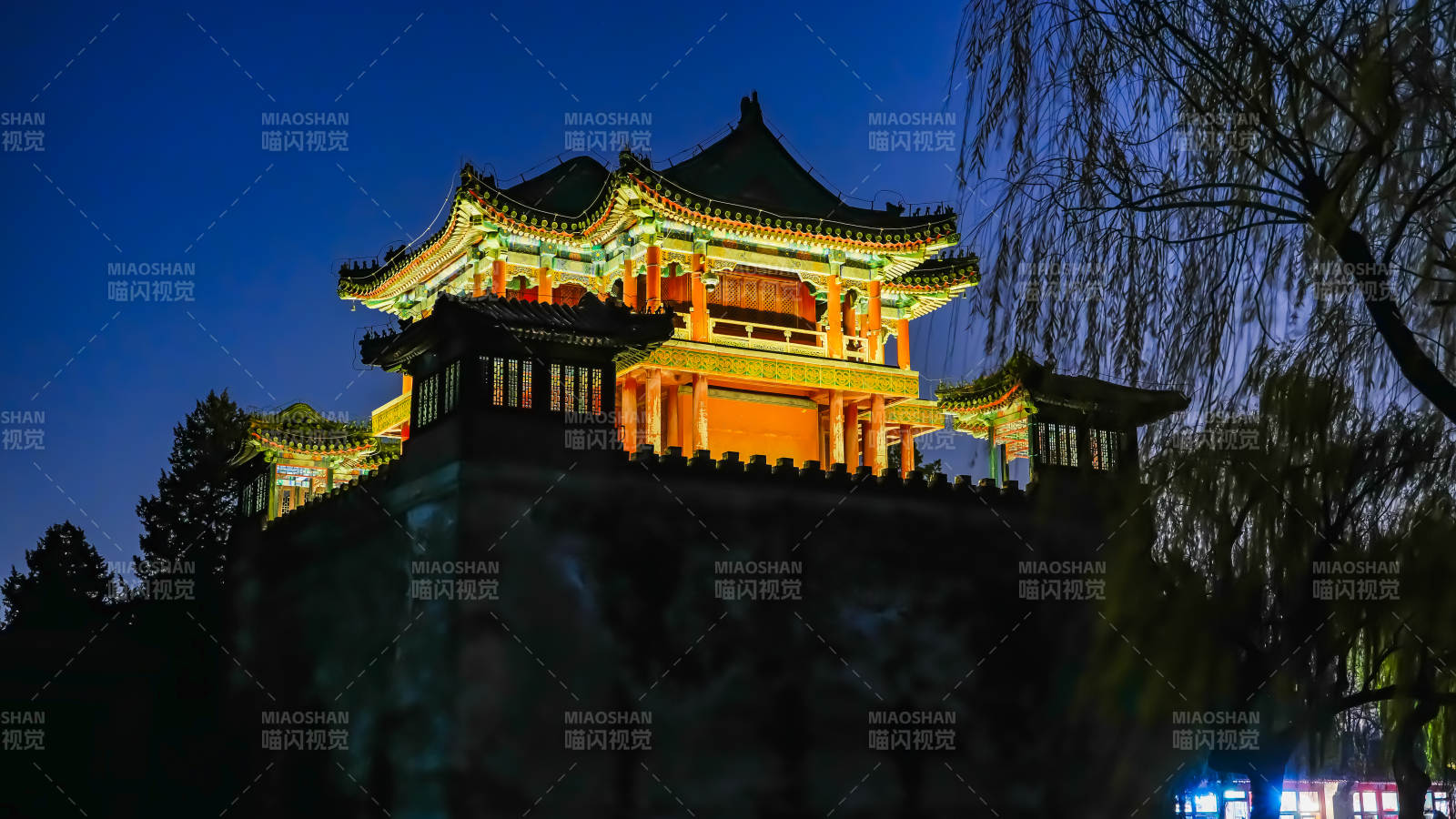 夜色中的古塔楼