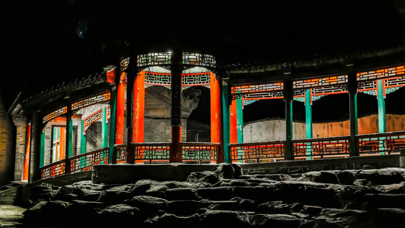 颐和园夜色中的古建筑