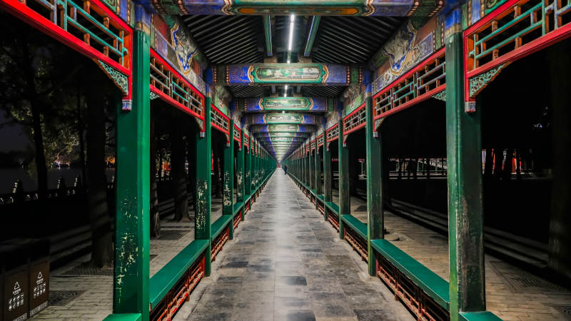 颐和园长廊夜色静谧
