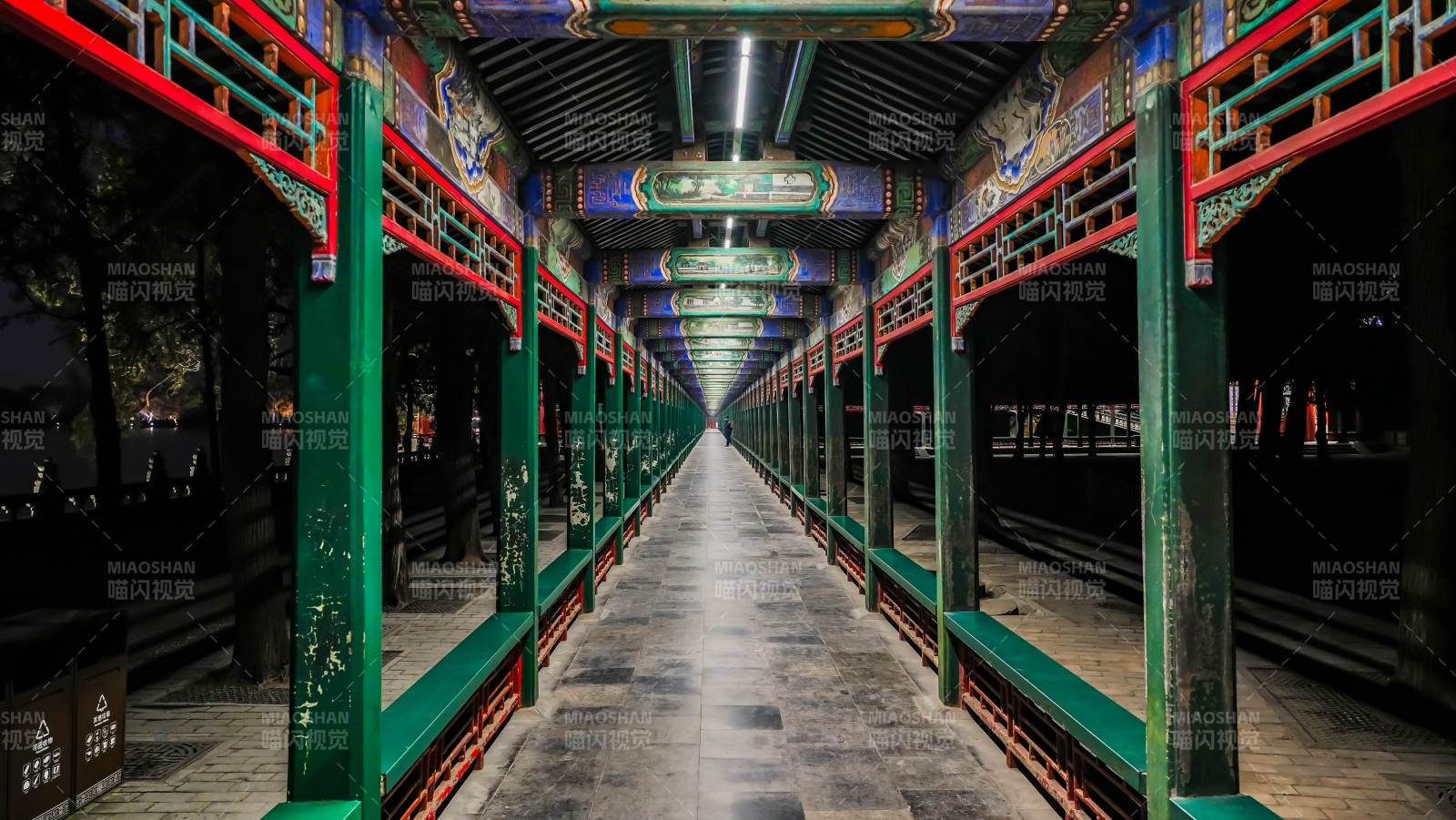 颐和园长廊夜色静谧