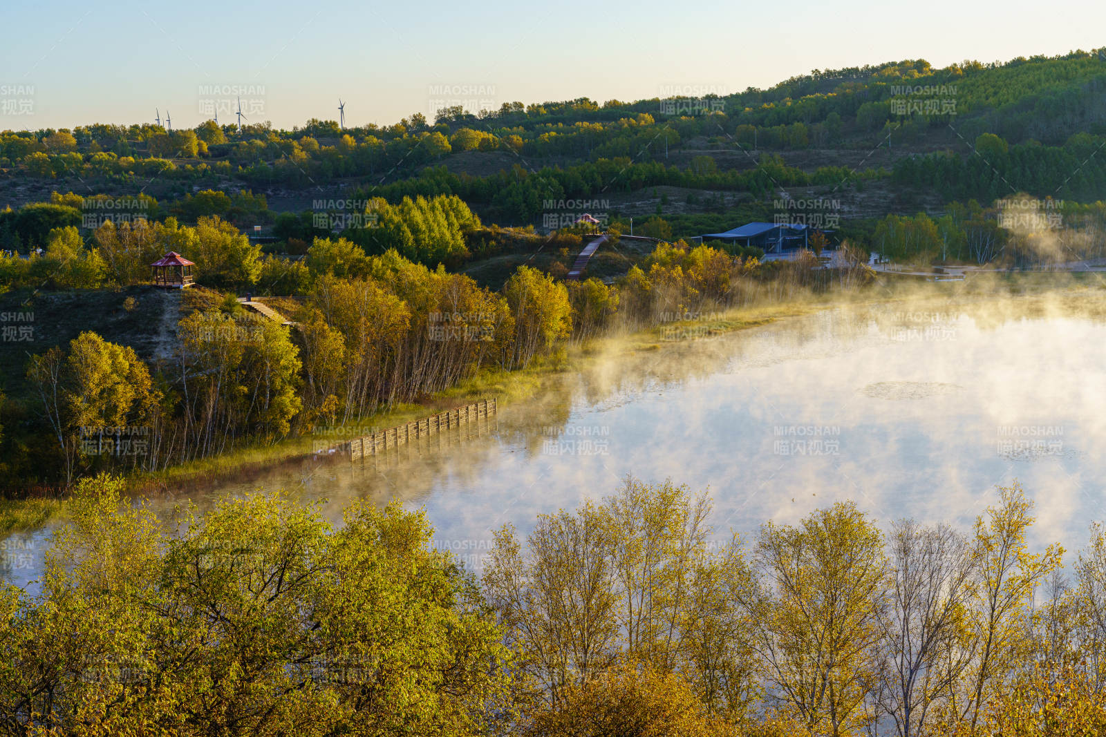 晨霧湖光山色