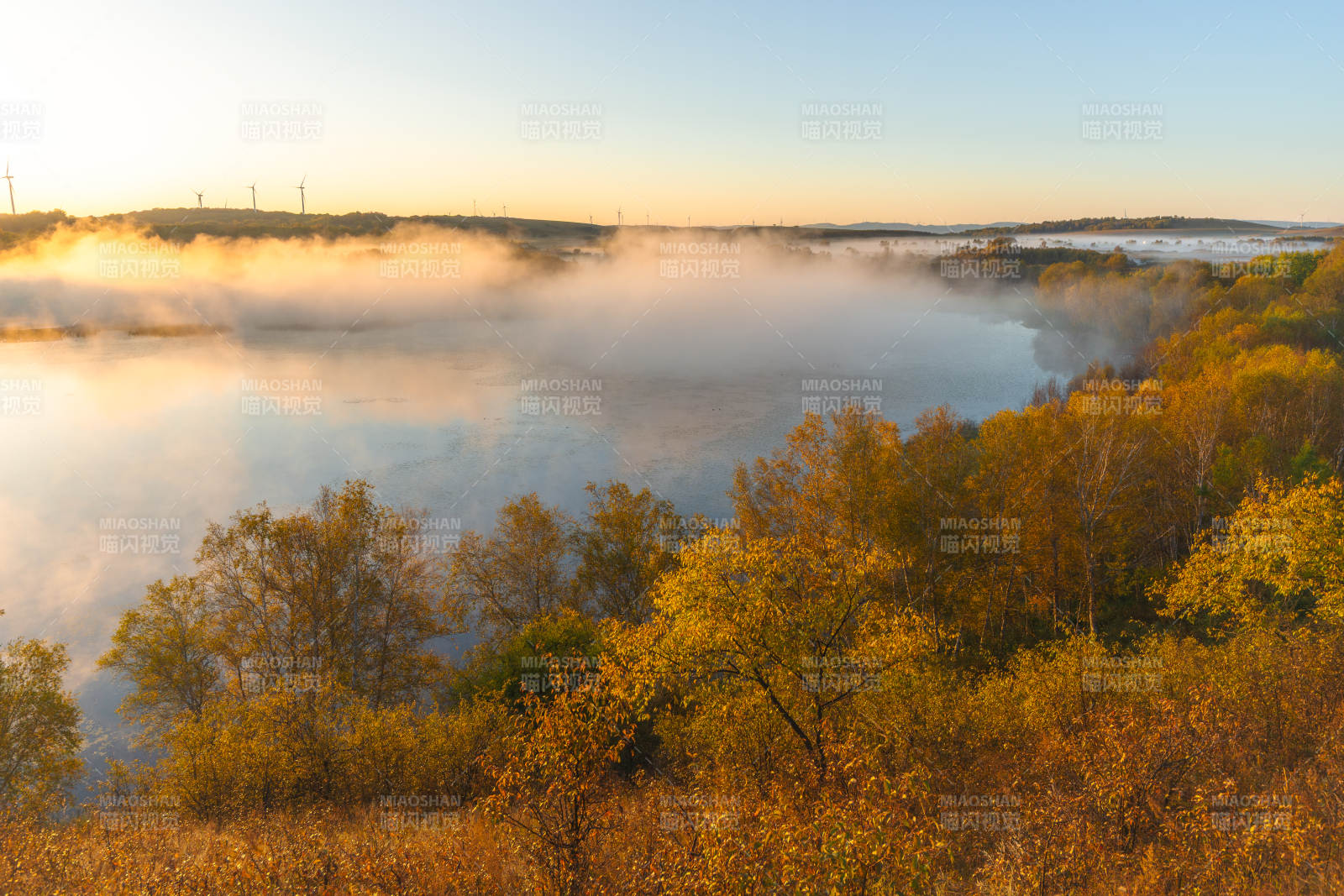 秋晨湖雾美景
