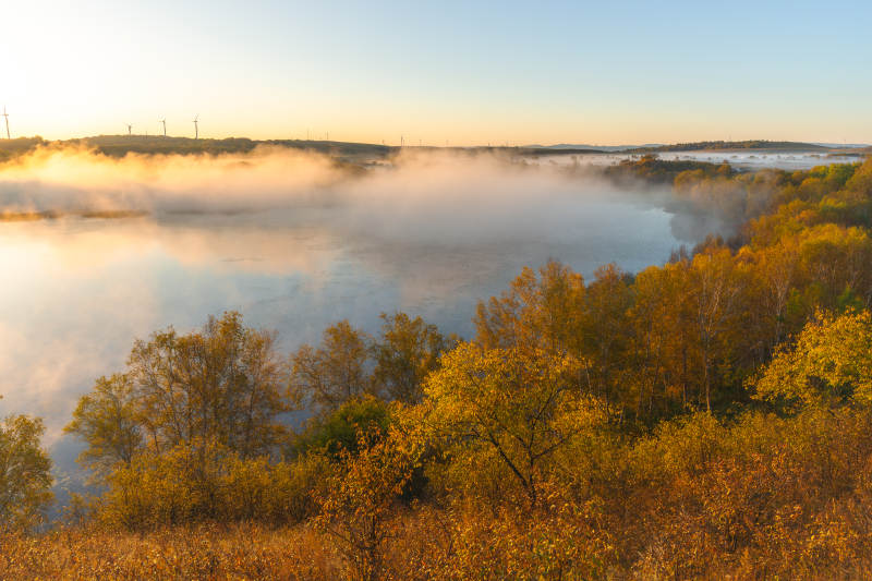 秋晨湖霧美景