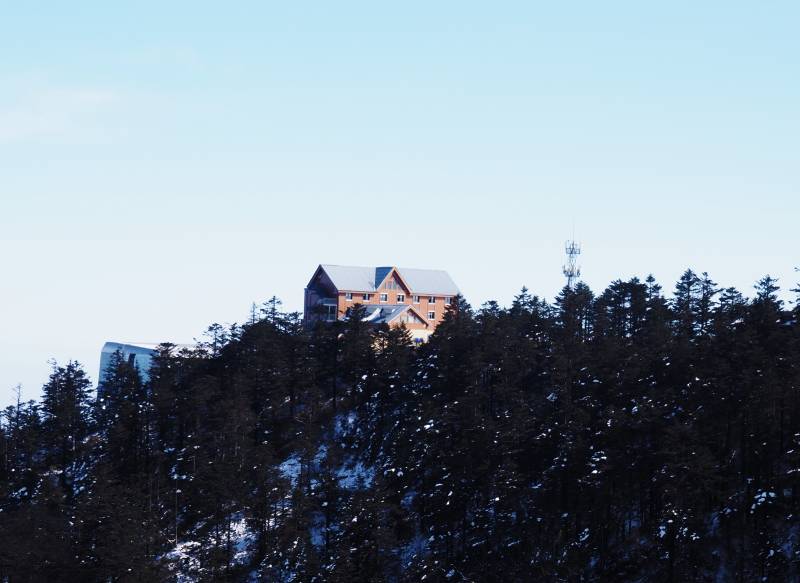 山間小屋雪景