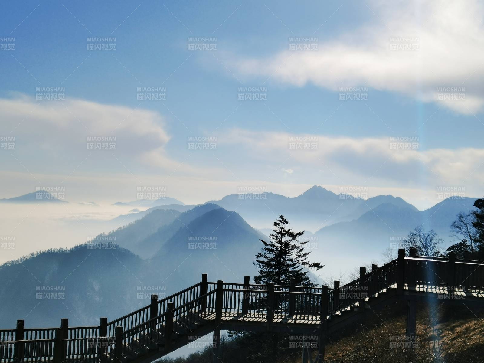 山间栈道云海图