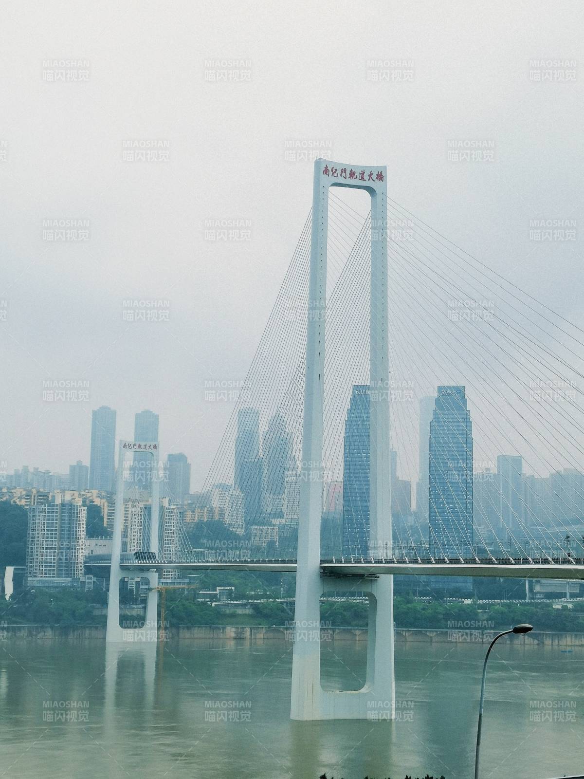 跨江大桥城市风光