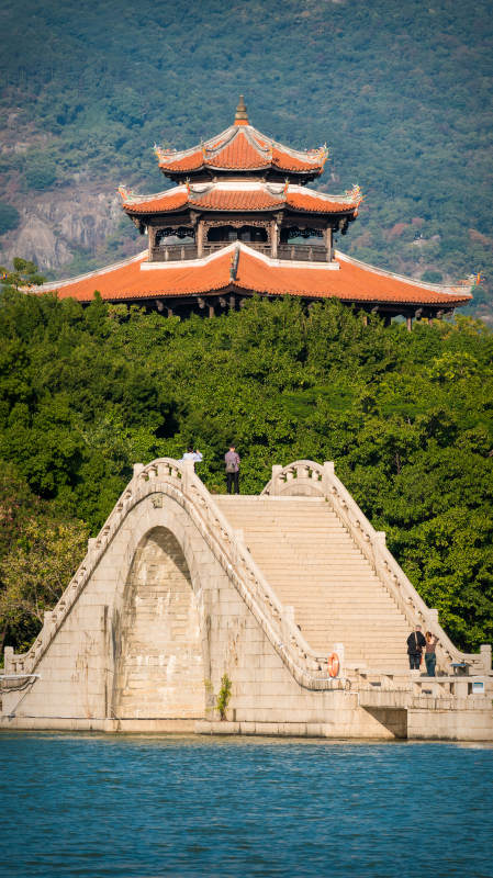 湖畔古桥与亭台