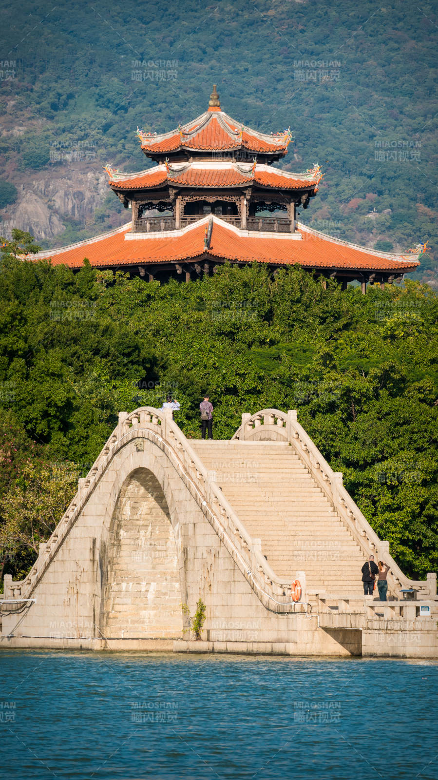 湖畔古桥与亭台