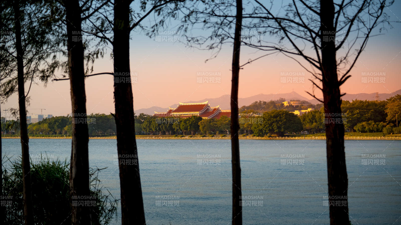 湖畔古建筑剪影