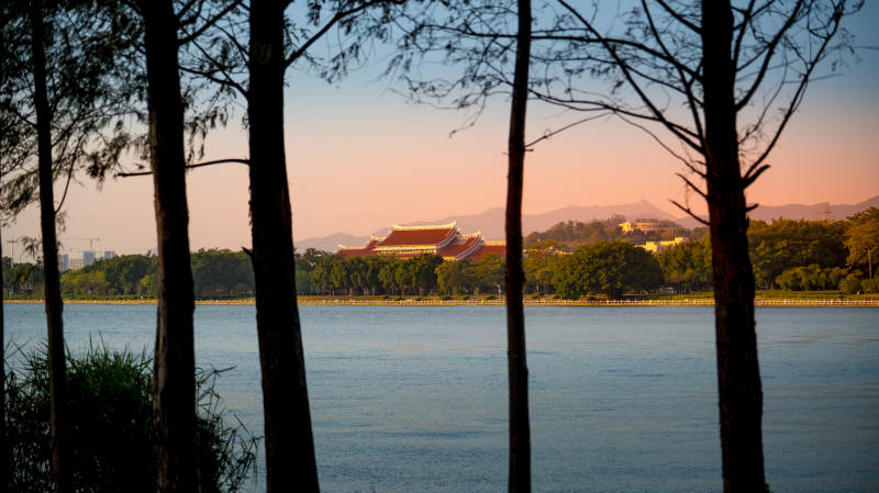 湖畔古建筑剪影