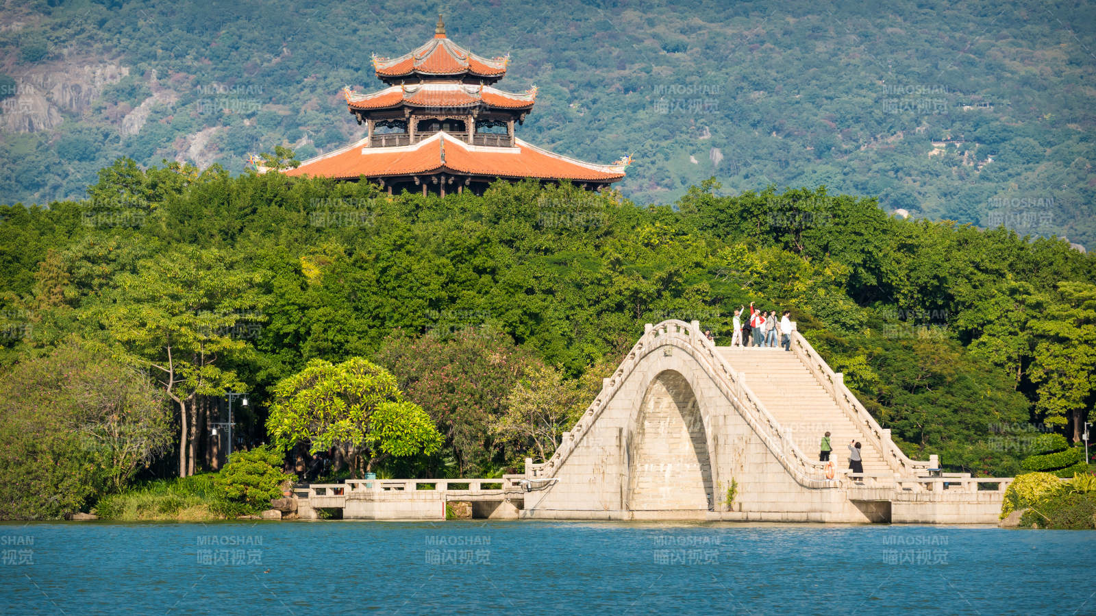 湖畔古桥与亭台