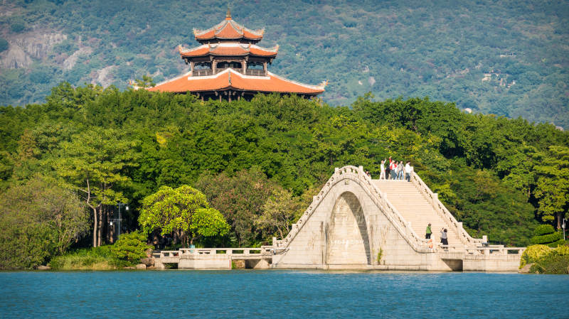 湖畔古桥与亭台