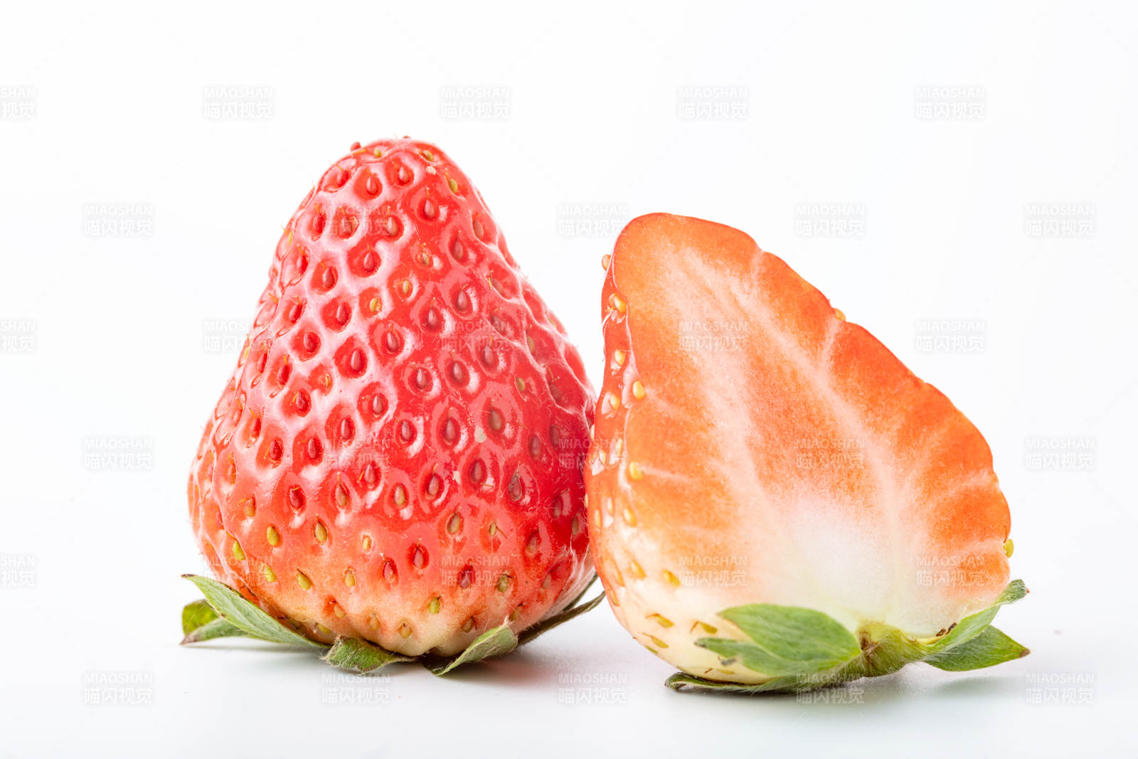 新鮮草莓切面圖