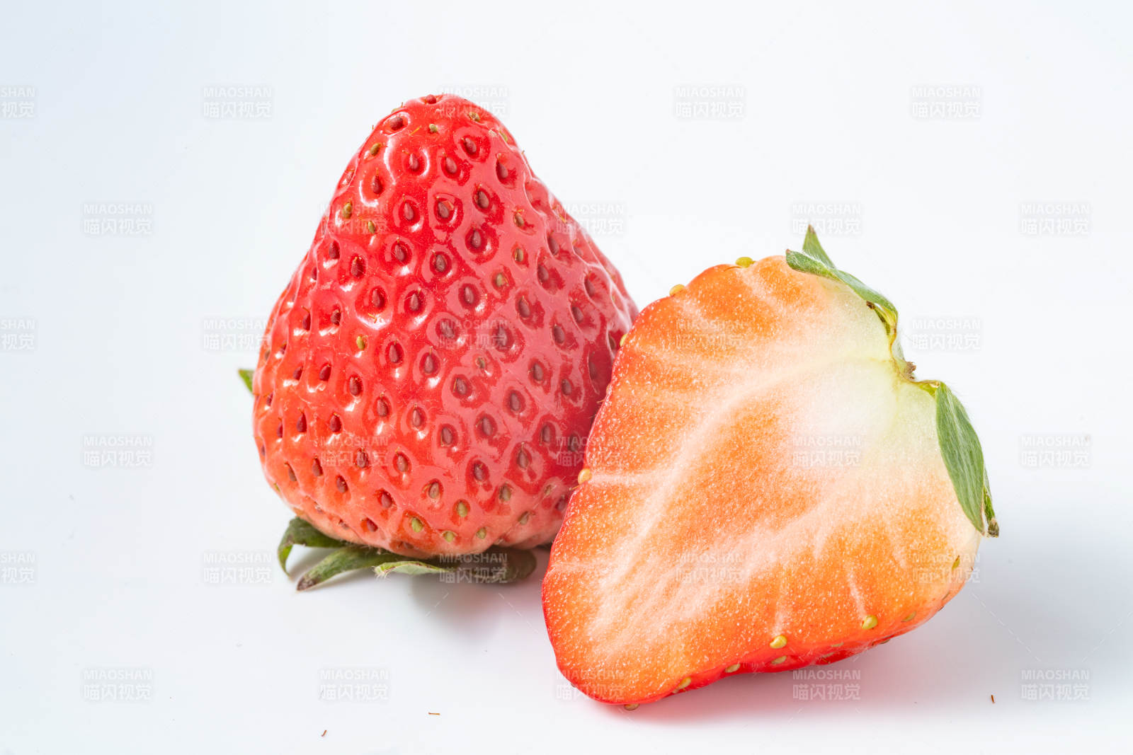 新鮮草莓切面圖