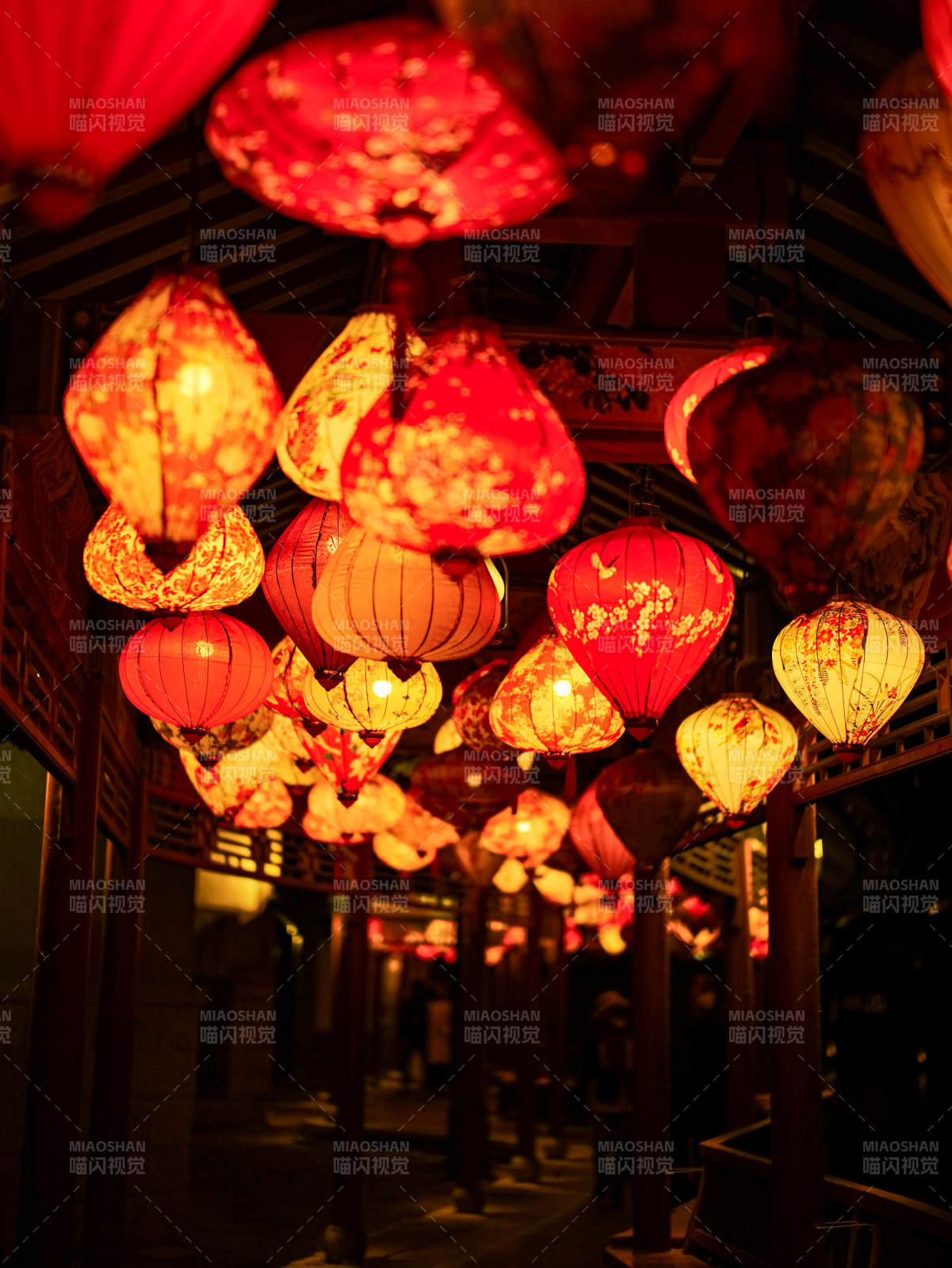 红灯笼映夜街
