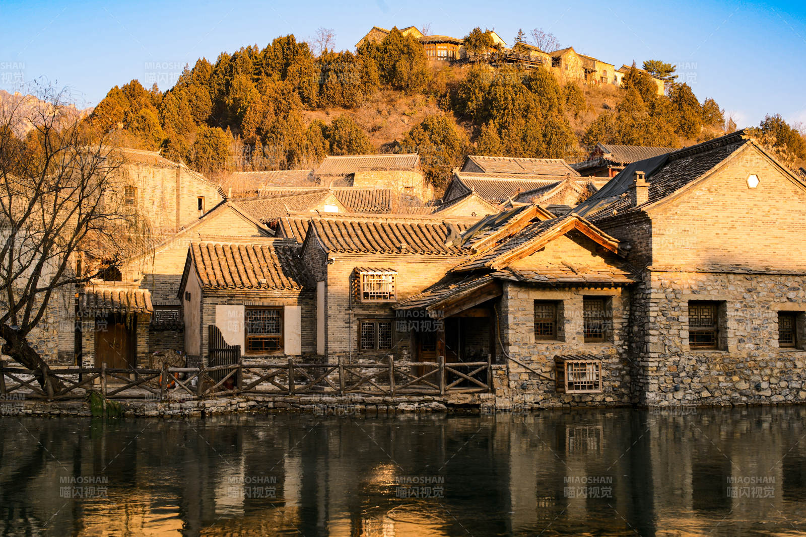 古北水鎮(zhèn)古村水畔秋景