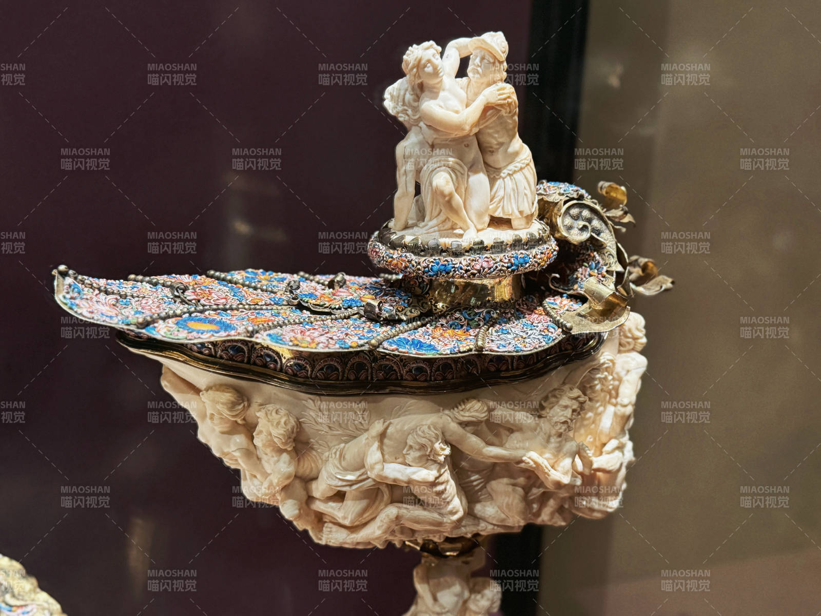 奧地利藝術(shù)博物館精美雕花瓷盤雕塑