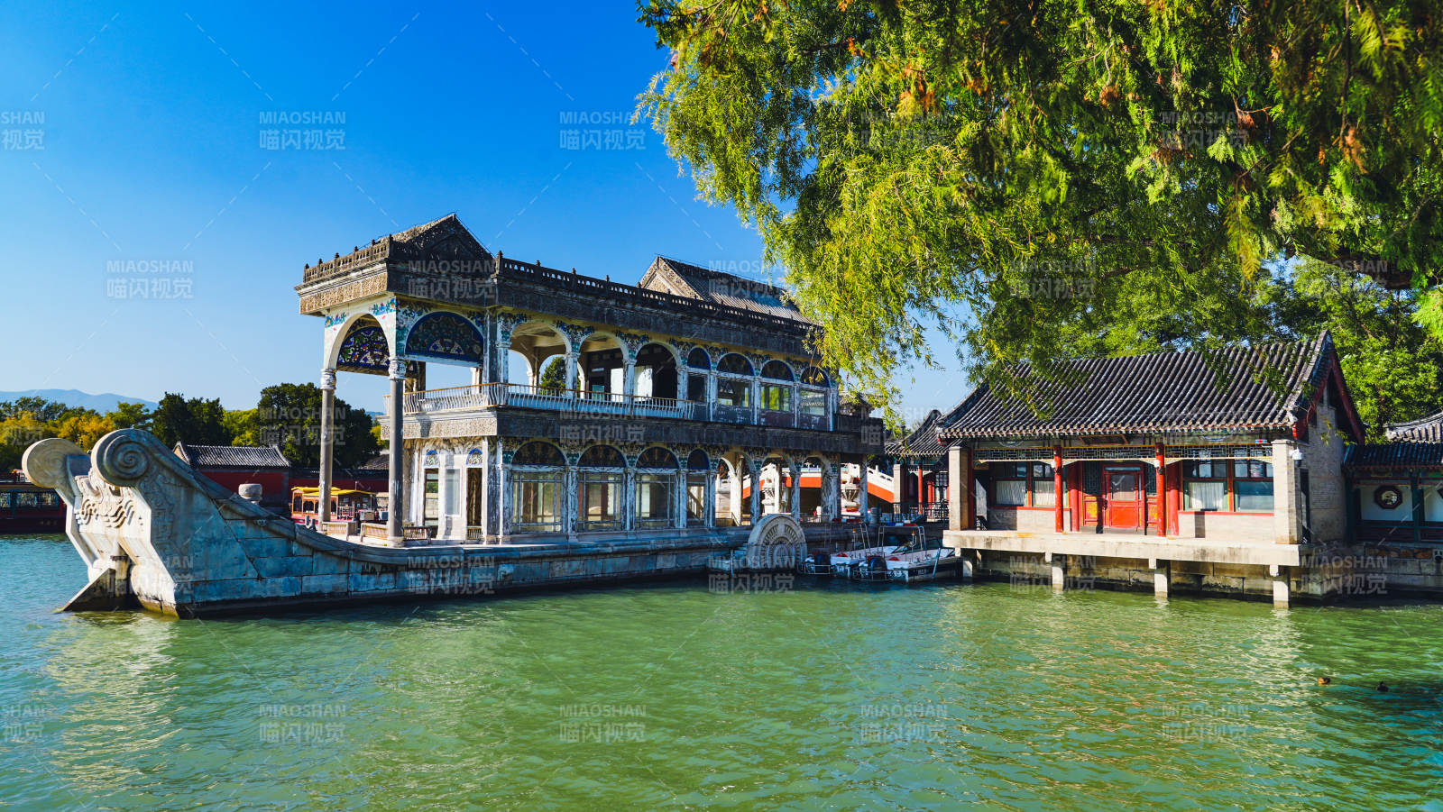 颐和园石舫湖畔古建筑风光