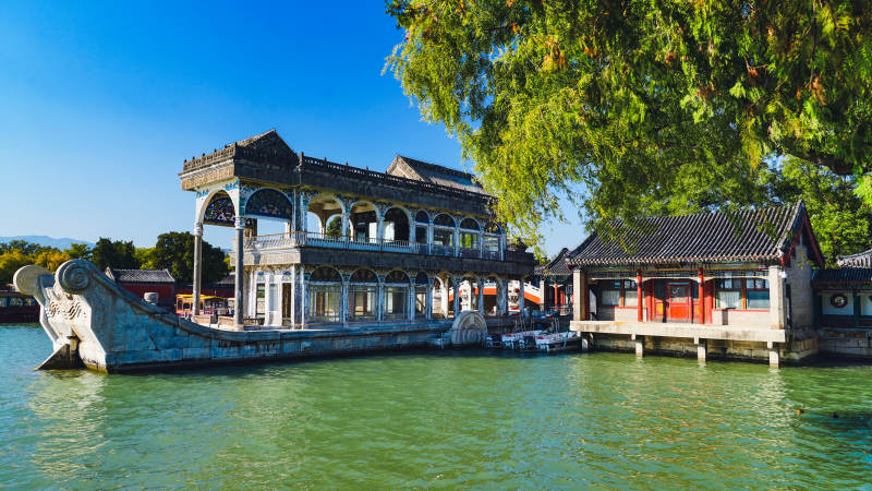 颐和园石舫湖畔古建筑风光