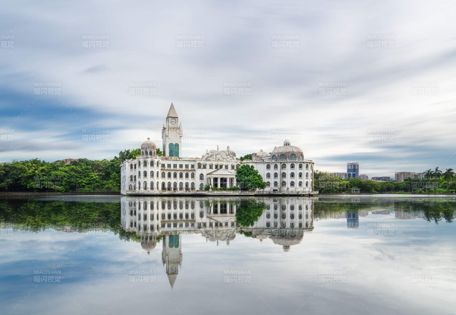 湖畔白宮倒影