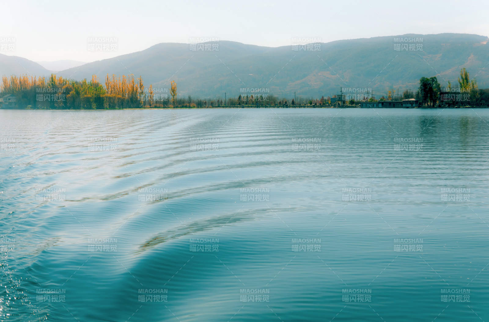 湖光山色靜謐美