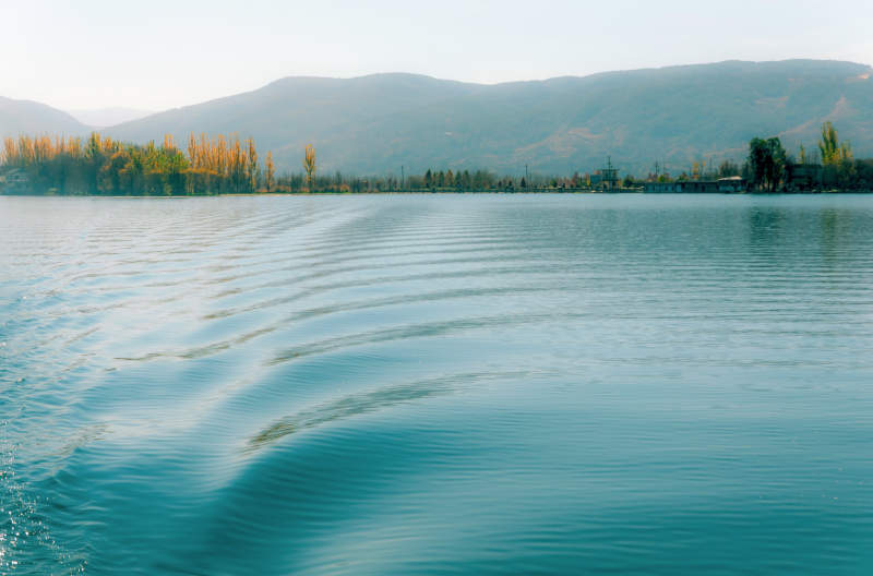湖光山色靜謐美