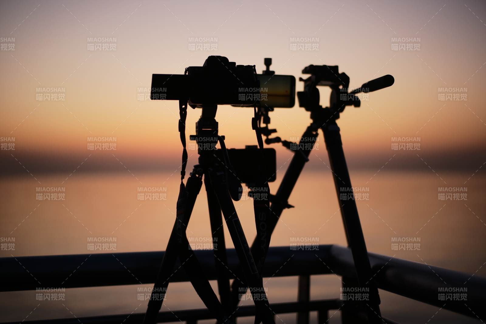 日落時的攝影剪影