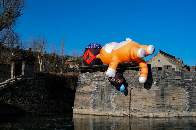 河上漂浮的卡通玩偶