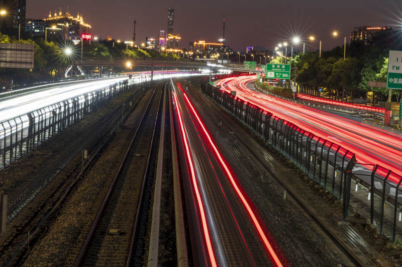 夜幕下的城市車流