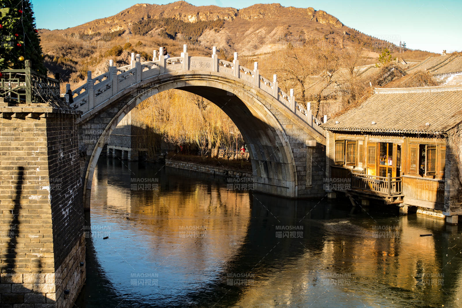 古橋映水靜謐景