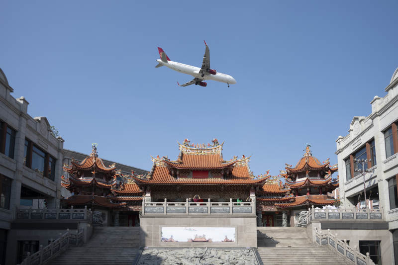 飛機(jī)飛越古廟