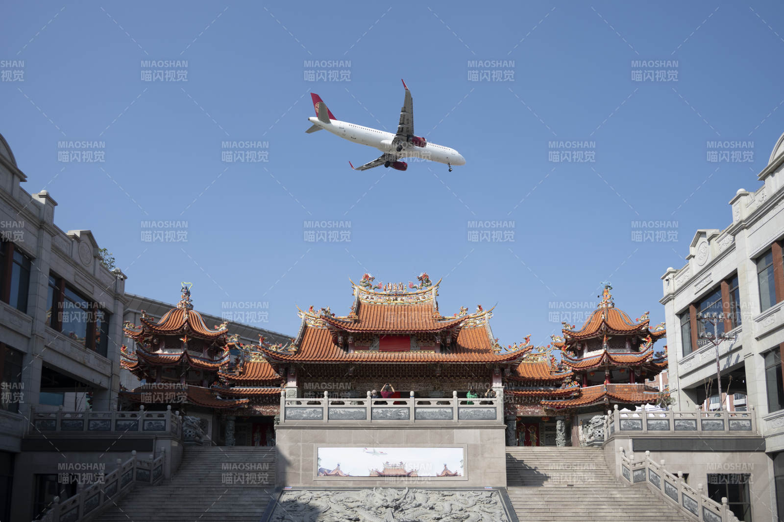 飛機飛越朝天宮古廟