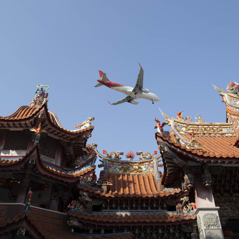 飛機掠過朝天宮古廟屋頂