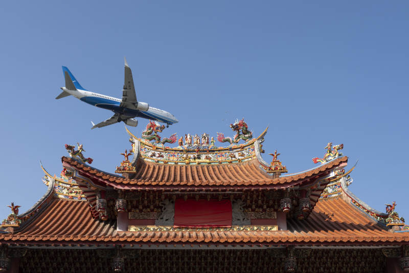 飛機飛越古廟屋頂