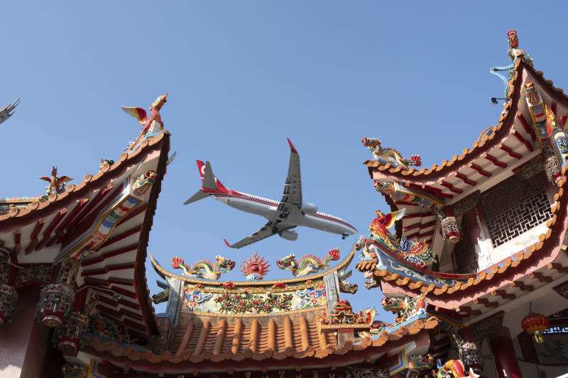 飛機飛越廟宇屋頂