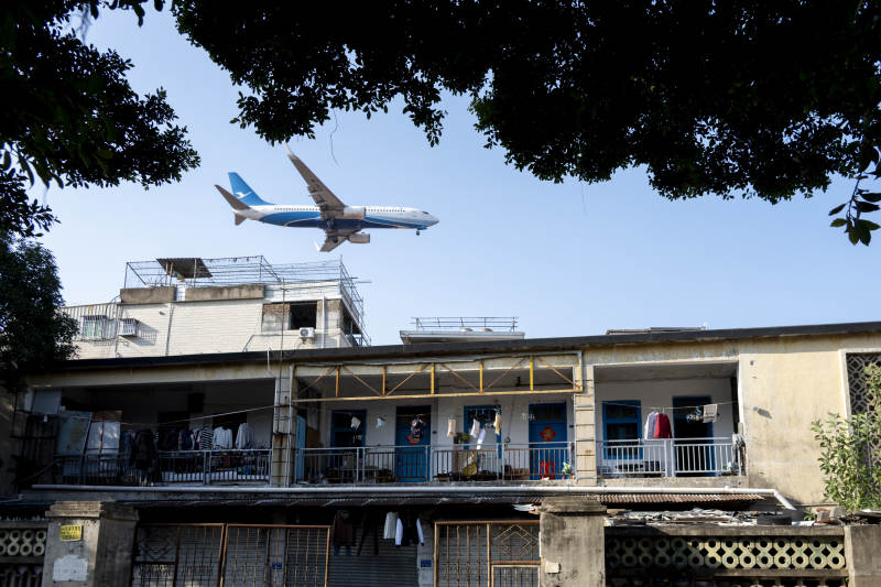 飞机掠过居民楼