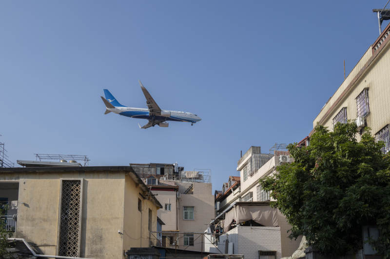 飛機(jī)飛越城市上空