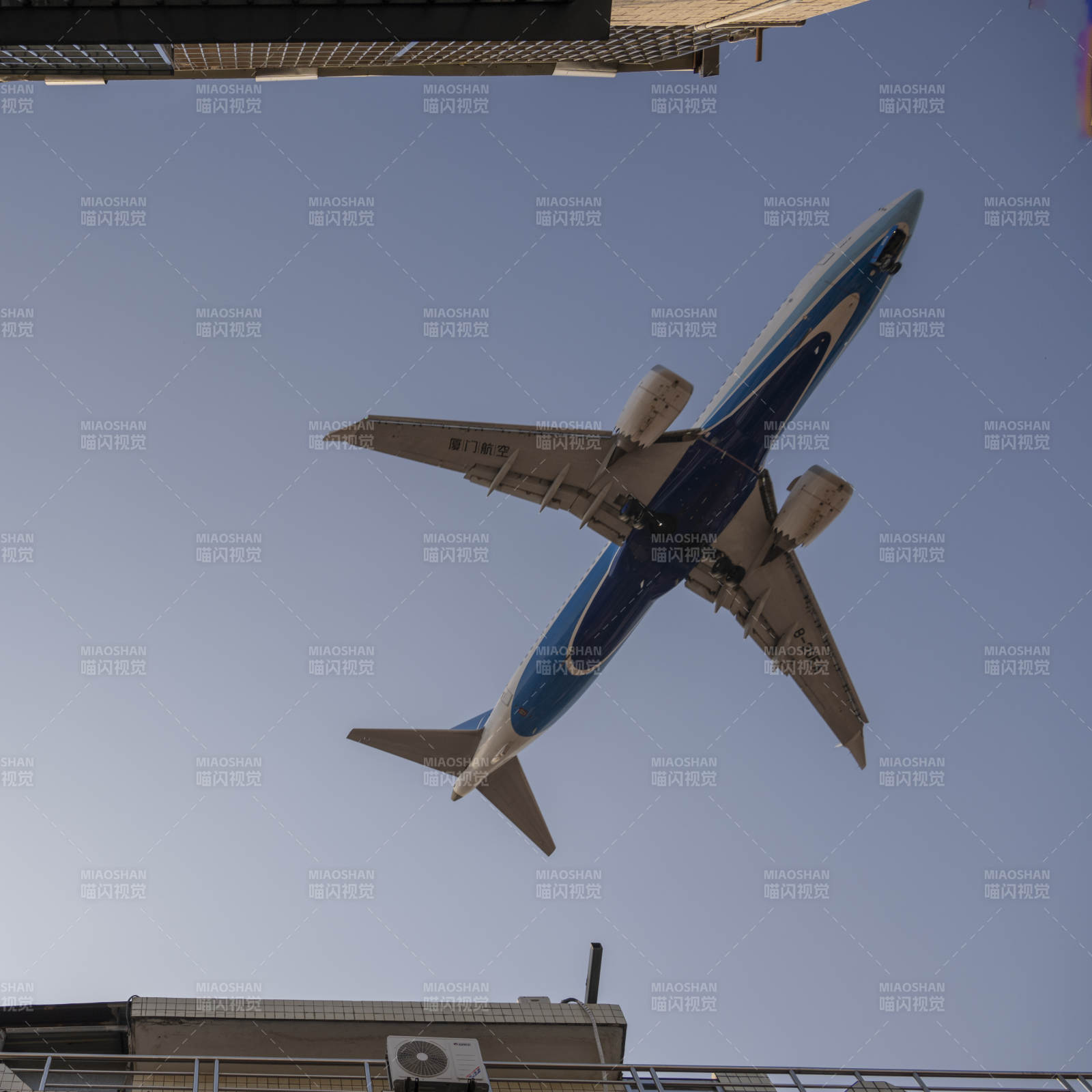 飛機低空飛過城市