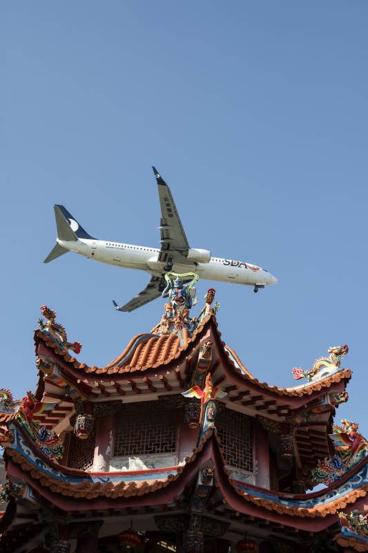 飛機掠過古廟頂