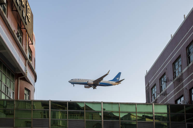 飛機(jī)飛越城市上空