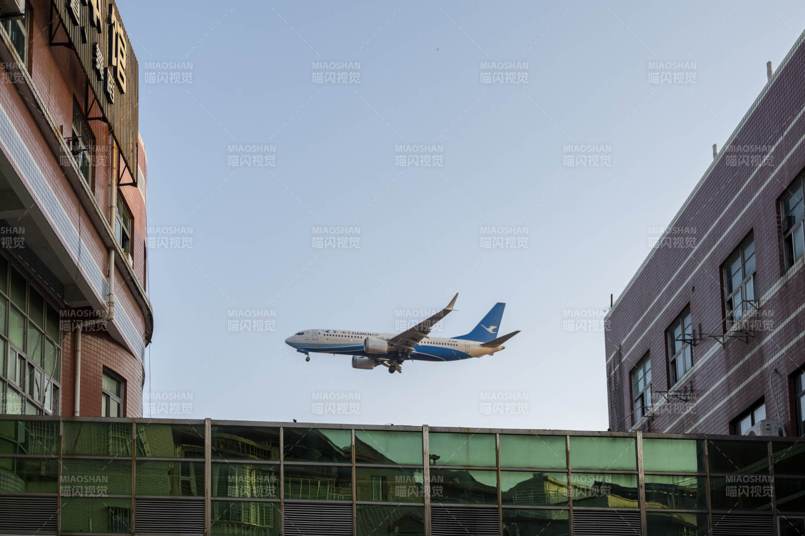 飛機飛越城市上空