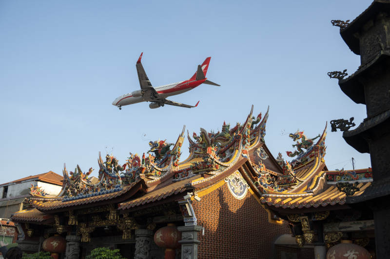 飛機飛越廟宇