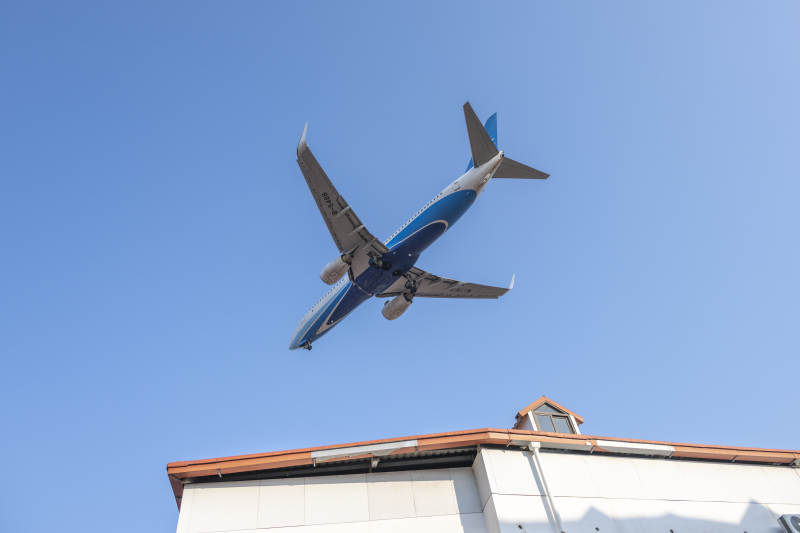 飛機(jī)掠過屋頂