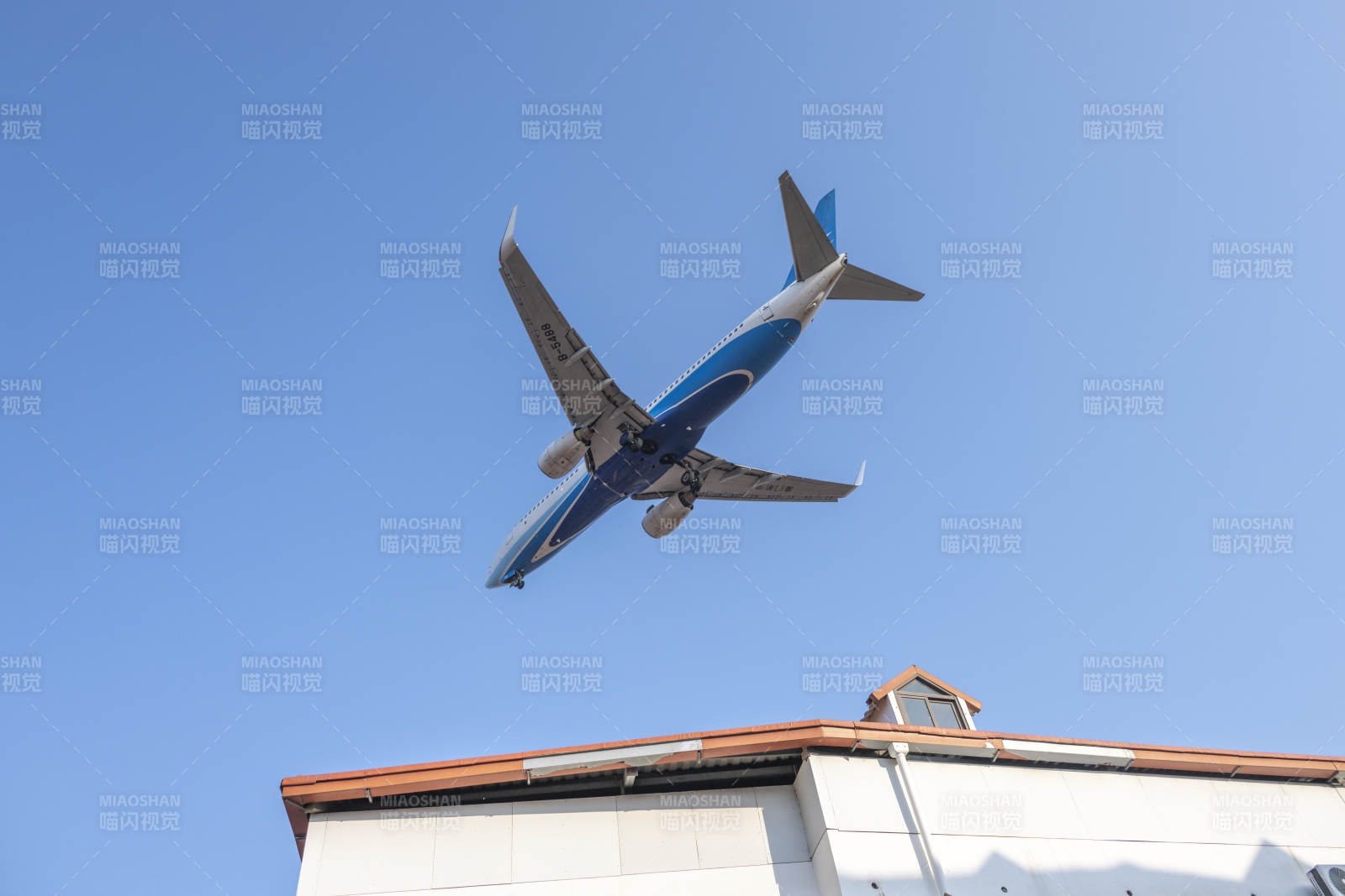 飛機掠過屋頂